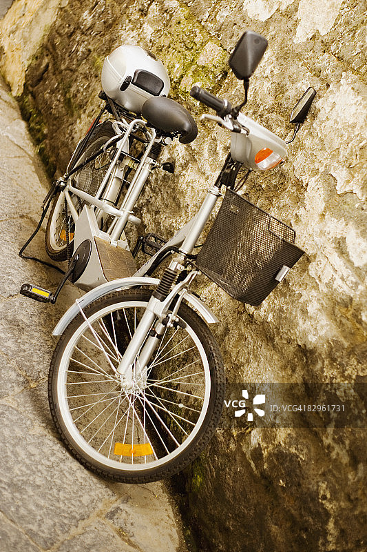 停在意大利坎帕尼亚那不勒斯省索伦托海滩附近的自行车图片素材