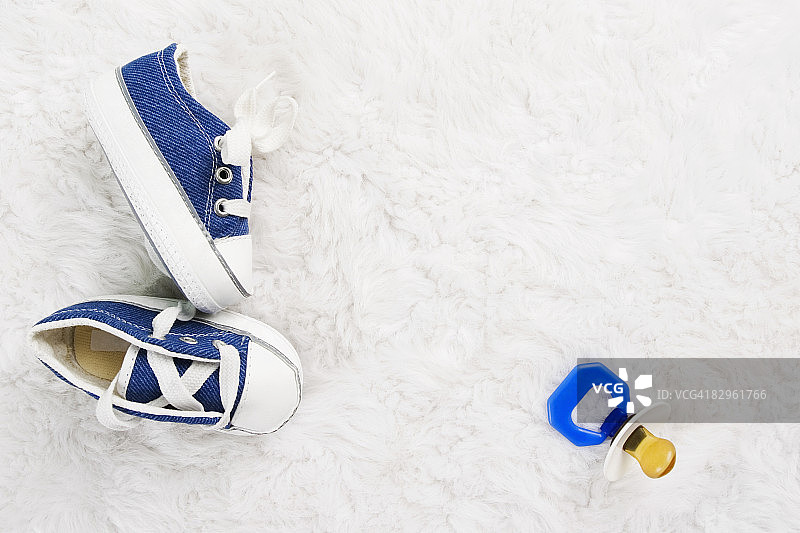 婴儿靴和奶嘴的特写图片素材