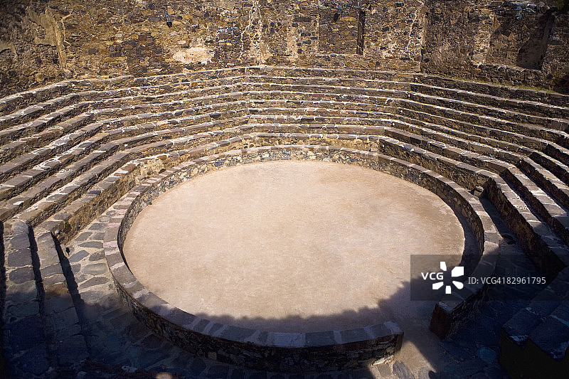 高角度拍摄：墨西哥圣路易斯波托西州卡托塞镇的圆形剧场遗址图片素材