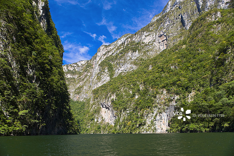 墨西哥恰帕斯州苏米德罗峡谷湖泊山脉全景图片素材