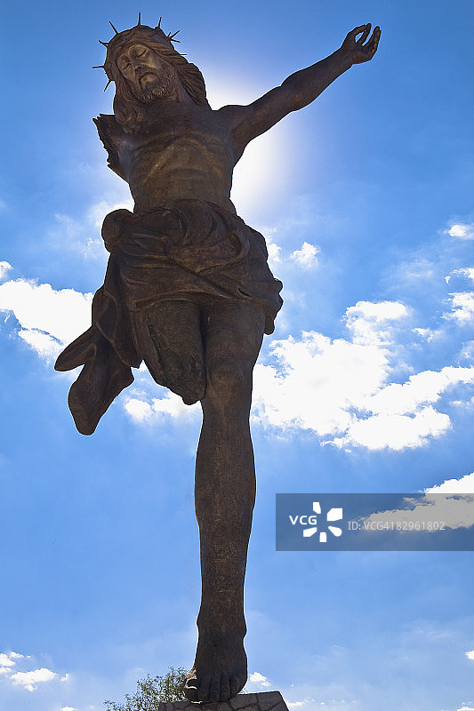 墨西哥阿瓜斯卡连特斯州圣何塞德格拉西亚断裂基督耶稣基督雕像的仰视角度图片素材