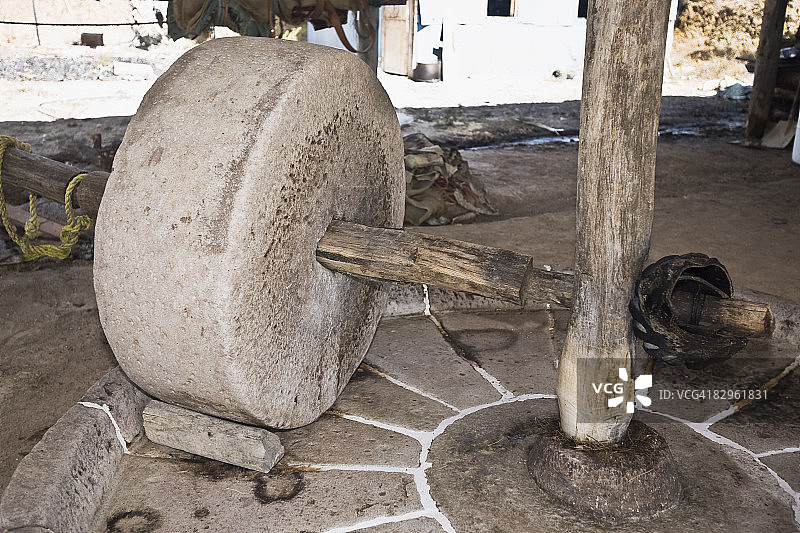 墨西哥传统梅斯卡尔酒蒸馏。图片素材