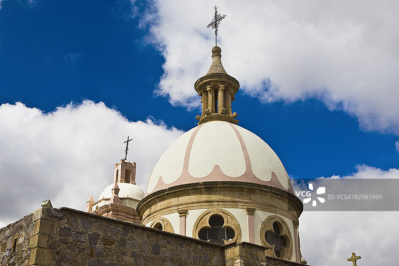 墨西哥阿瓜斯卡连特斯雷阿尔德阿西ientos的Iglesia De Nuestra Senora De Belen教堂的仰视角度照片图片素材