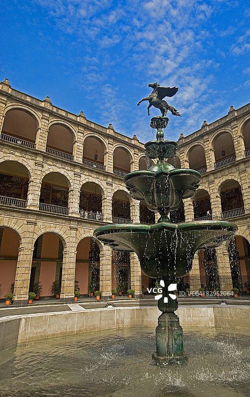 墨西哥墨西哥城市国家宫政府大楼庭院喷泉的仰视角度照片图片素材