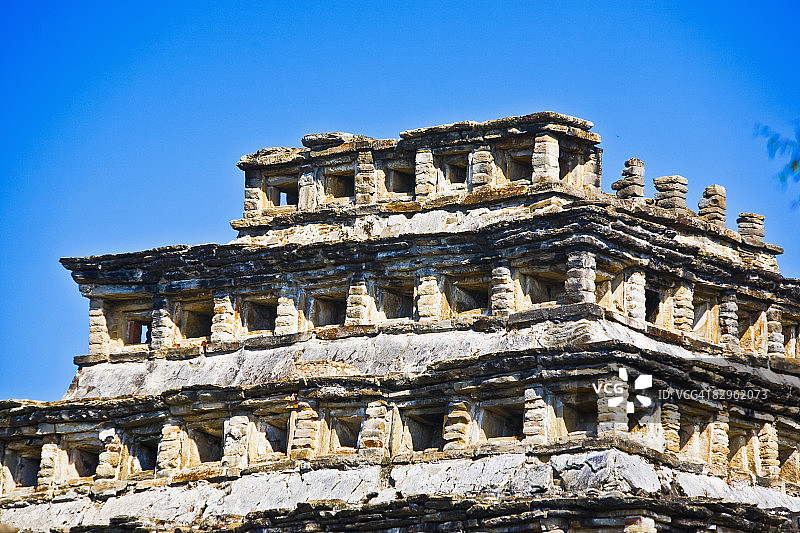 墨西哥韦拉克鲁斯州埃尔塔欣壁龛金字塔仰视角度图片素材