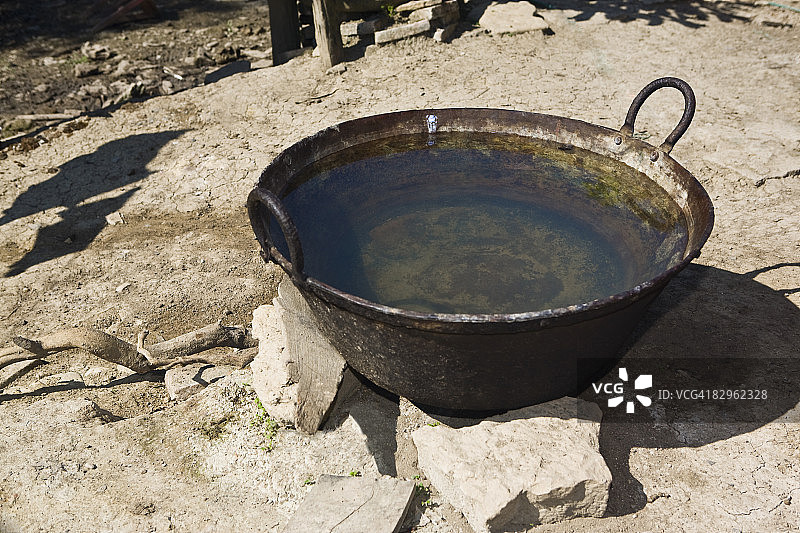 装满水的炒锅（高角度视图），墨西哥韦拉克鲁斯帕潘特拉图片素材