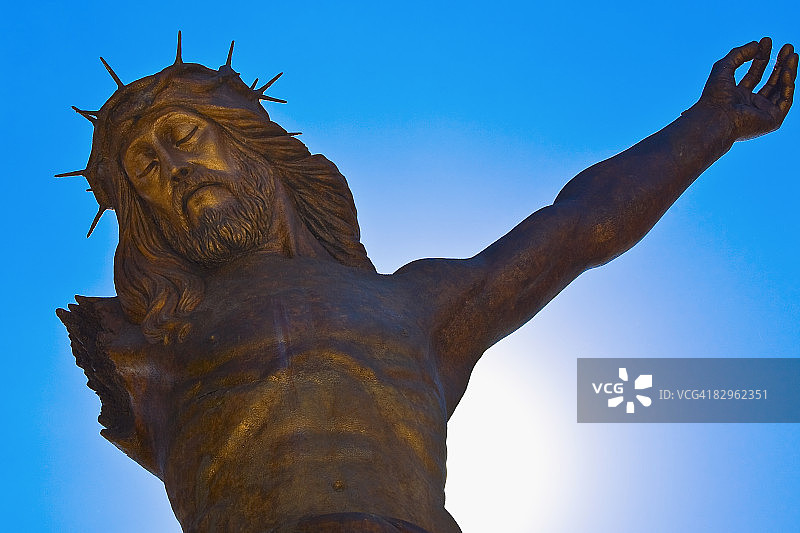 墨西哥阿瓜斯卡连特斯州圣何塞德格拉西亚断裂基督耶稣基督雕像的仰视角度图片素材