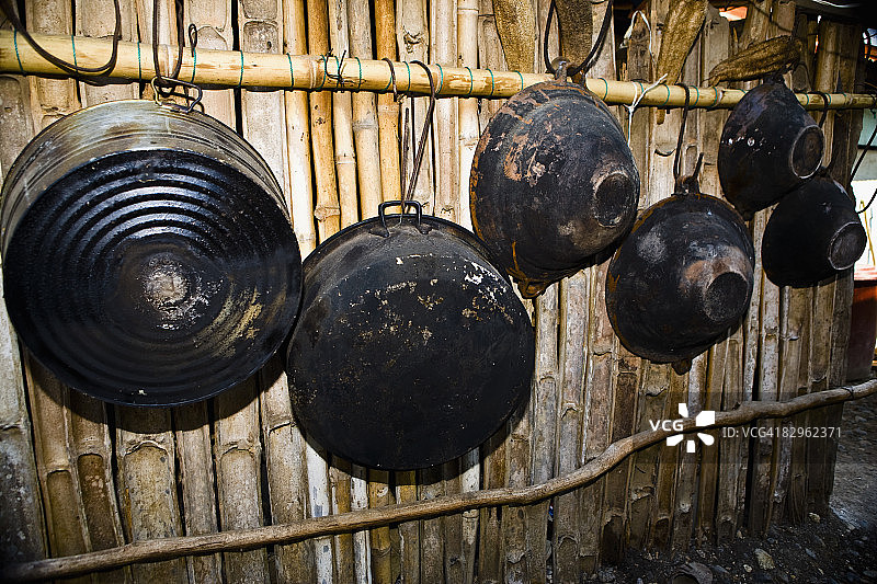 挂在竹子上的炒锅，墨西哥韦拉克鲁斯州帕潘特拉图片素材