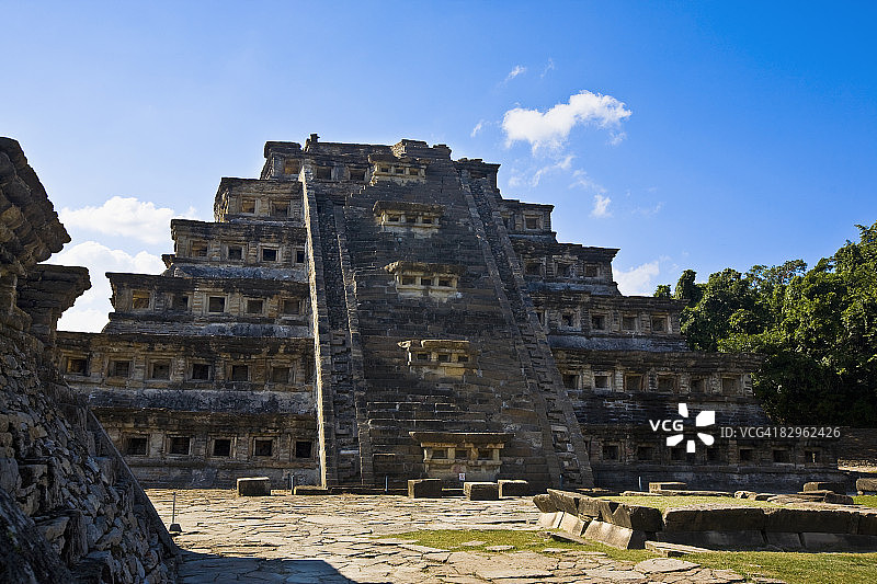 墨西哥韦拉克鲁斯州埃尔塔欣壁龛金字塔仰视角度图片素材