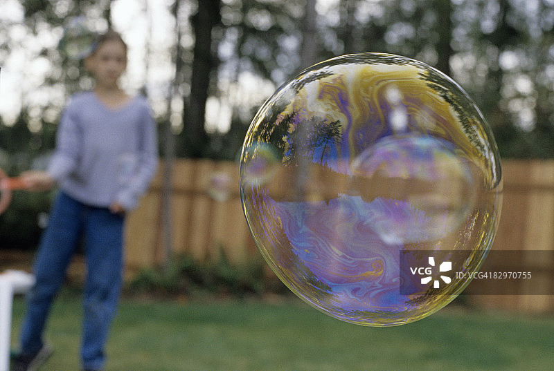 女孩制作巨型肥皂泡图片素材