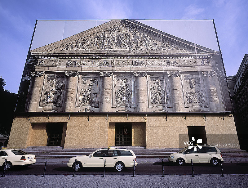 出租车经过教堂改造施工现场图片素材