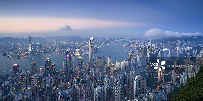 香港黄昏时分太平山顶的天际线图片素材