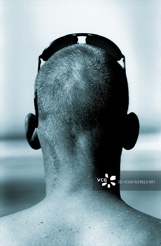 男子将眼镜放在头顶休息，后视图（黑白照片）图片素材