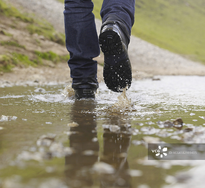 男人走过水坑图片素材