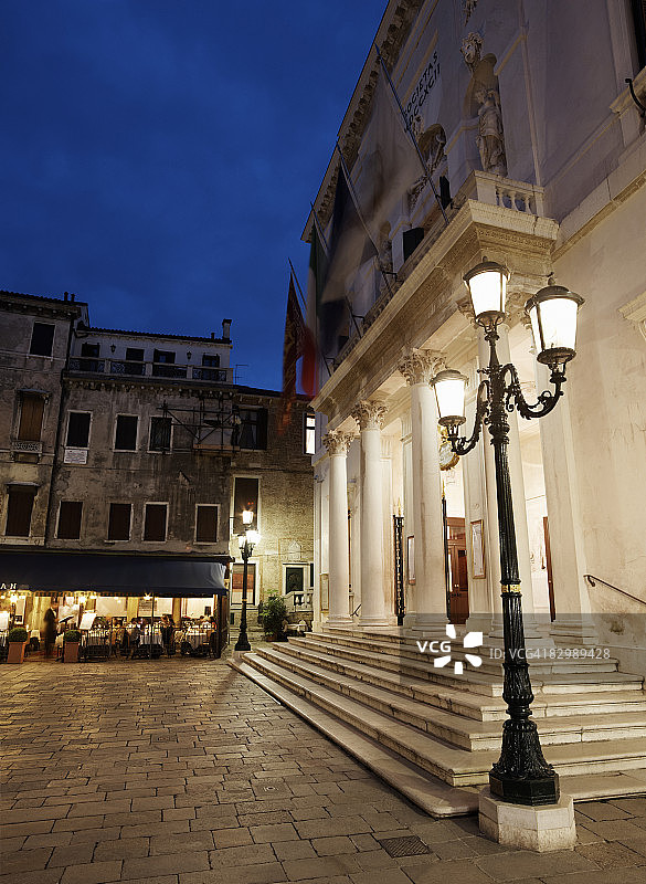 黄昏时的凤凰歌剧院图片素材