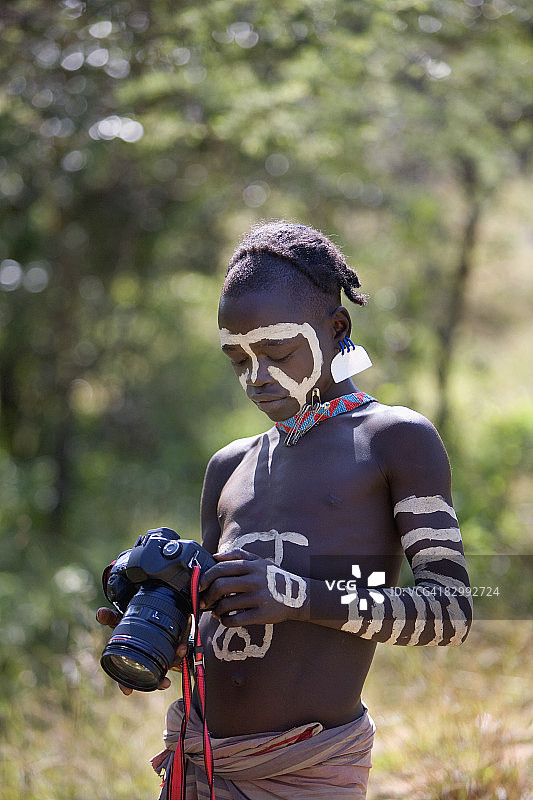 埃塞俄比亚男孩在相机中看自己的影像图片素材