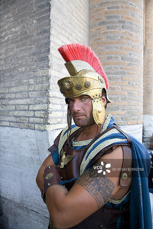 在罗马斗兽场外的罗马士兵图片素材