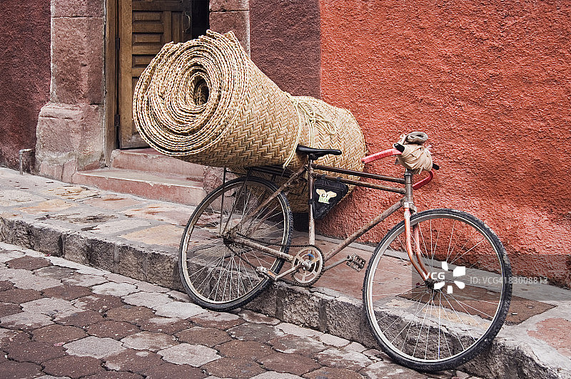 载着草席的自行车图片素材