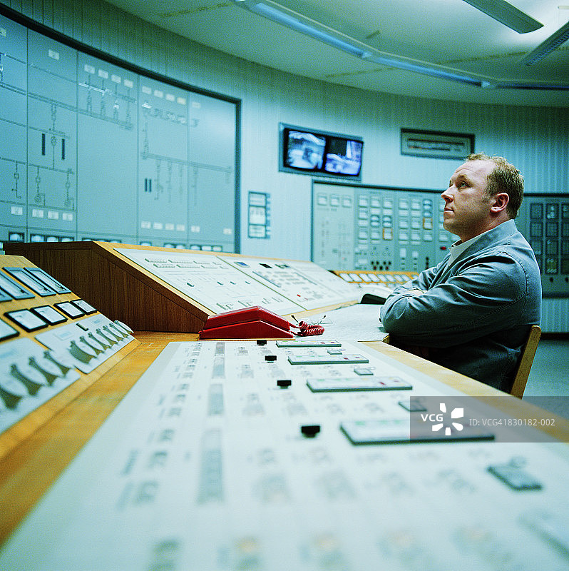 男人在水电站控制台侧面图片素材