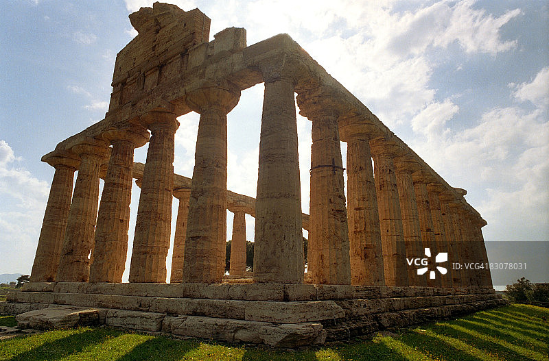 意大利帕埃斯图姆古希腊罗马神庙图片素材