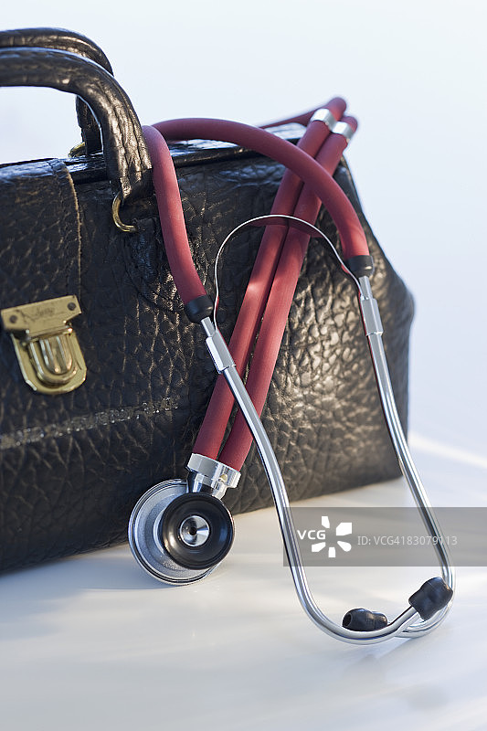 听诊器和医疗包图片素材