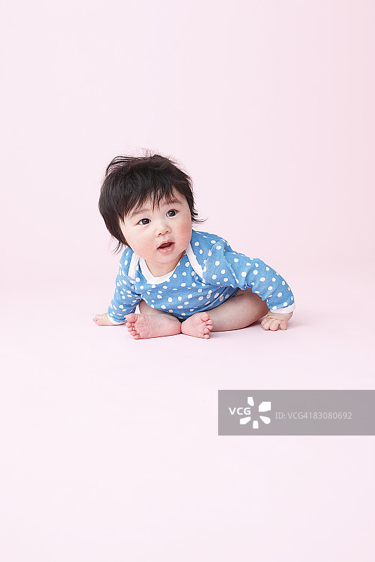 穿着蓝色衣服的日本婴儿图片素材