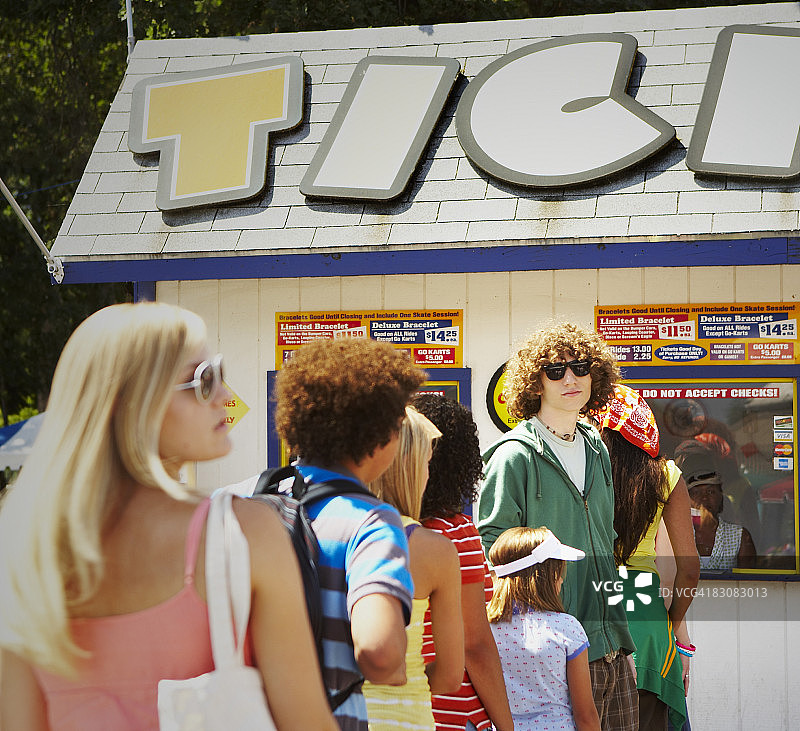 在游乐园排队买票图片素材