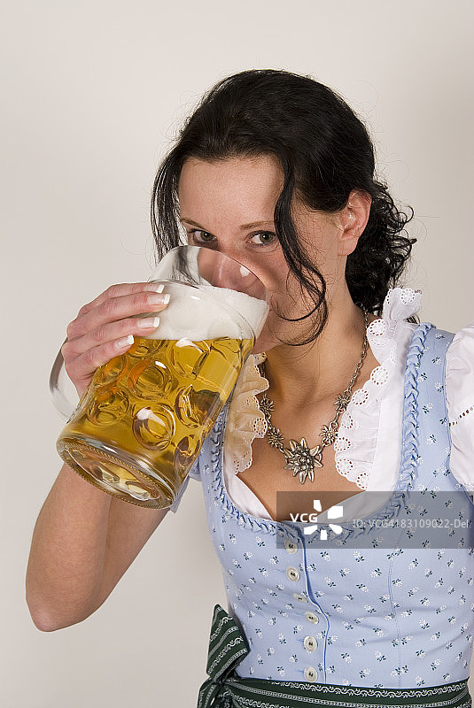 年轻女人饮用啤酒肖像图片素材
