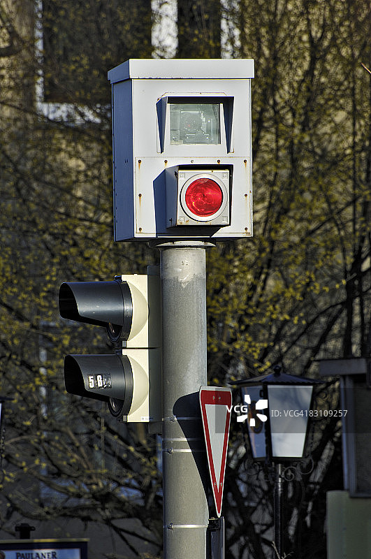 交通信号灯和测速摄像头图片素材