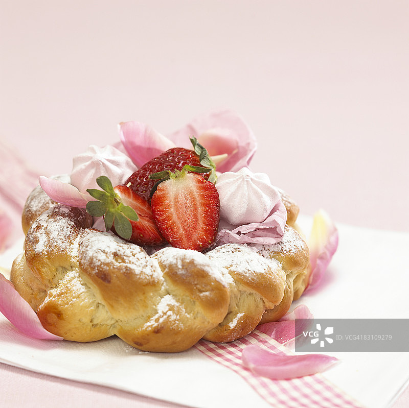 装满新鲜草莓的复活节篮子图片素材