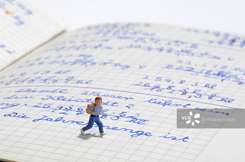 练习册上的小学生雕像图片素材