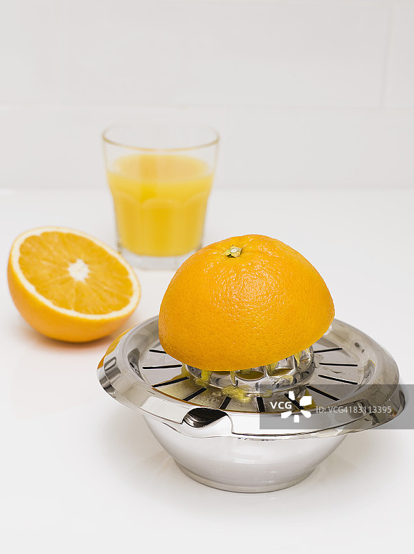 橙汁和榨汁机图片素材