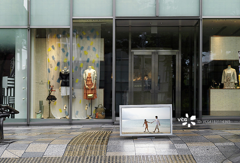 放置在表参道的平板电视图片素材