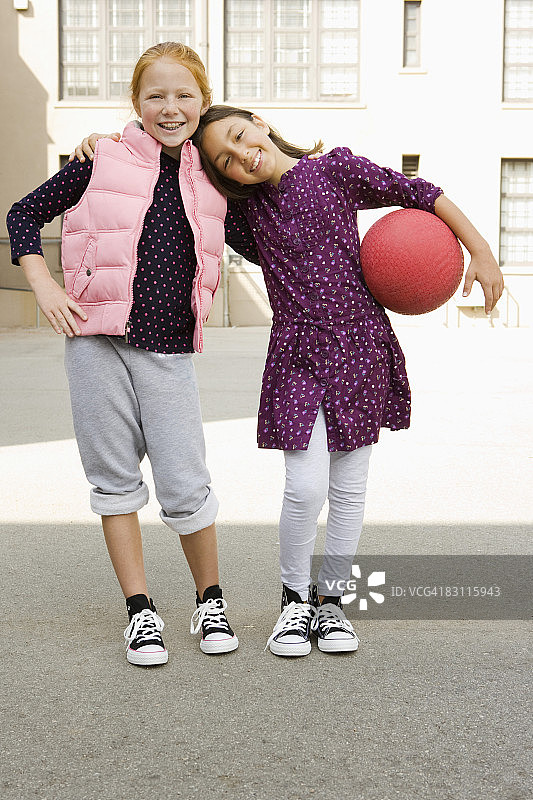 手持躲避球的微笑女孩们图片素材