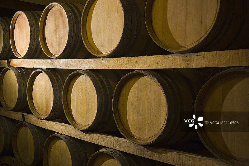 酒窖中的葡萄酒桶图片素材