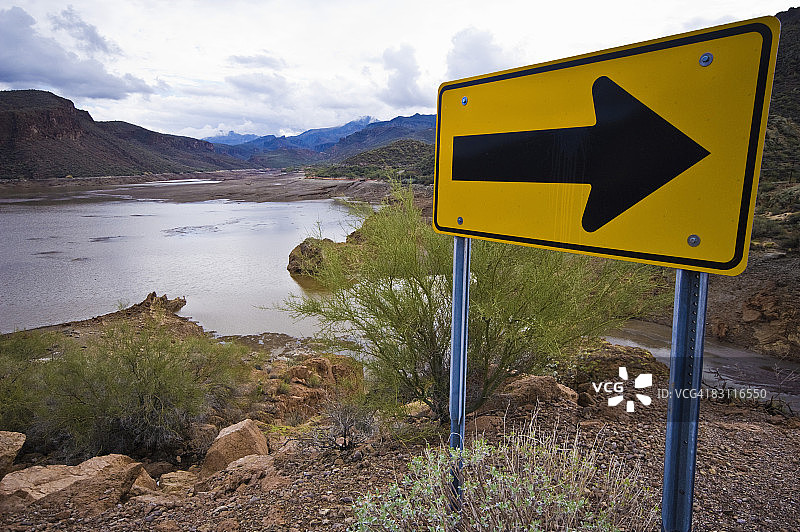 美国亚利桑那州峡谷湖和箭头标志图片素材