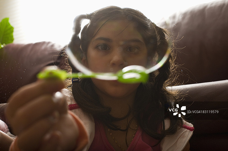 玩泡泡的女孩图片素材