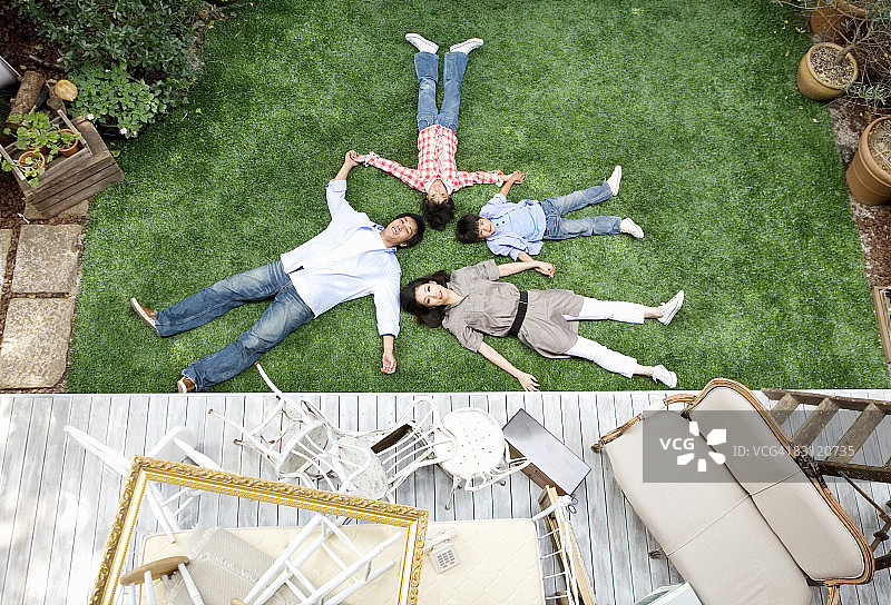 一家人躺在花园的草坪上图片素材