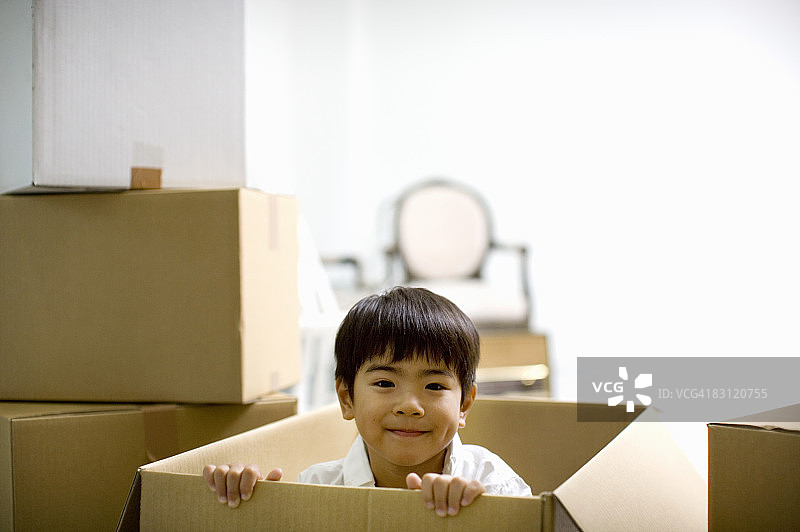 纸箱里的男孩图片素材