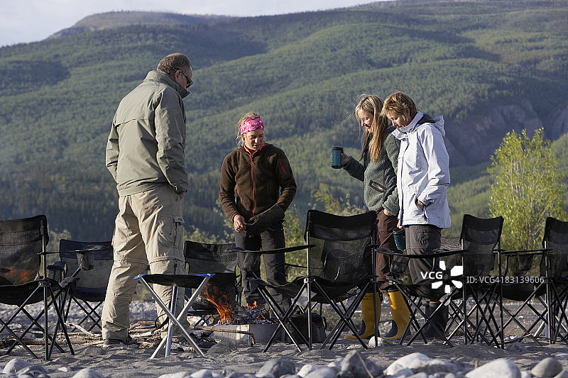 人们围坐在篝火旁图片素材