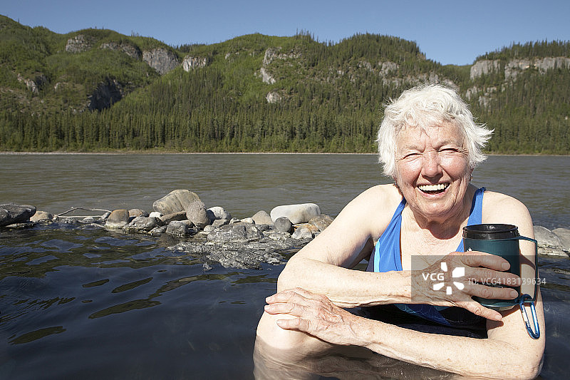 在温泉中微笑的年长女人图片素材