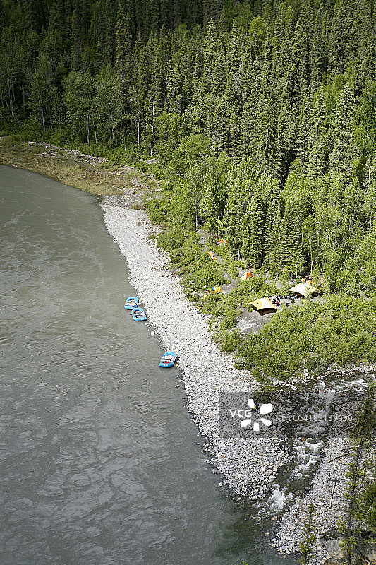 高视角的营地和木筏图片素材