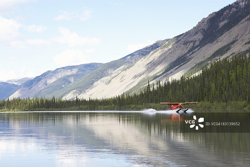 湖上的水上飞机图片素材