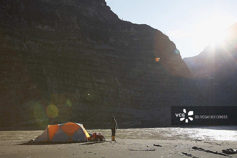 河边帐篷旁的女人图片素材