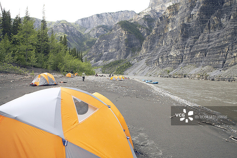 河流附近的露营者和营地图片素材