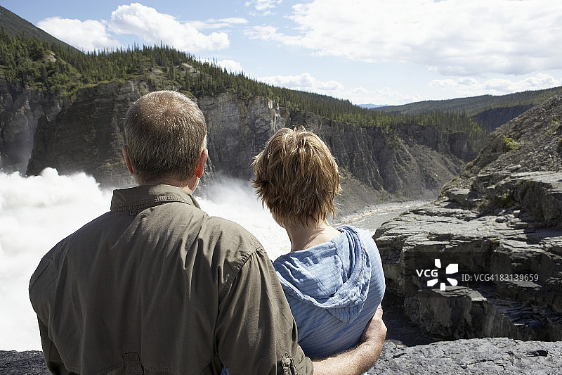 情侣观赏瀑布图片素材