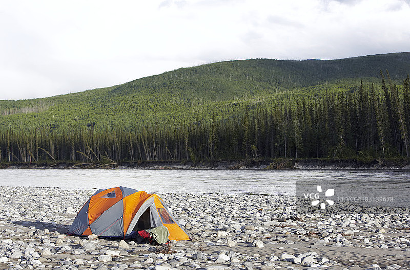河边帐篷图片素材