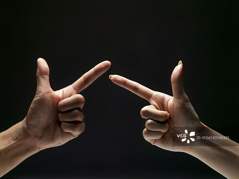 两只手指互相指着图片素材