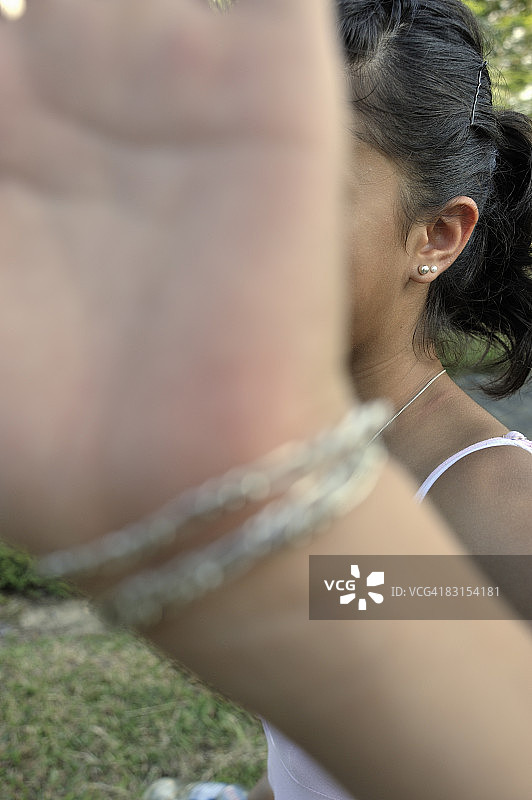 用手遮住脸的少女（15岁）图片素材