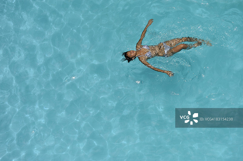 在游泳池中漂浮的少女(15岁)图片素材
